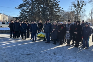 Новини Вінниці / До Дня вшанування учасників ліквідації наслідків аварії на ЧАЕС поклали квіти до пам'ятника жертвам чорнобильської трагедії у Вінниці