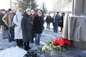 Новини Вінниці / До Дня вшанування учасників ліквідації наслідків аварії на ЧАЕС поклали квіти до пам'ятника жертвам чорнобильської трагедії у Вінниці