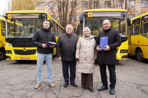 Новини Вінниці / Громадам Вінниччини передали 6 нових шкільних автобусів