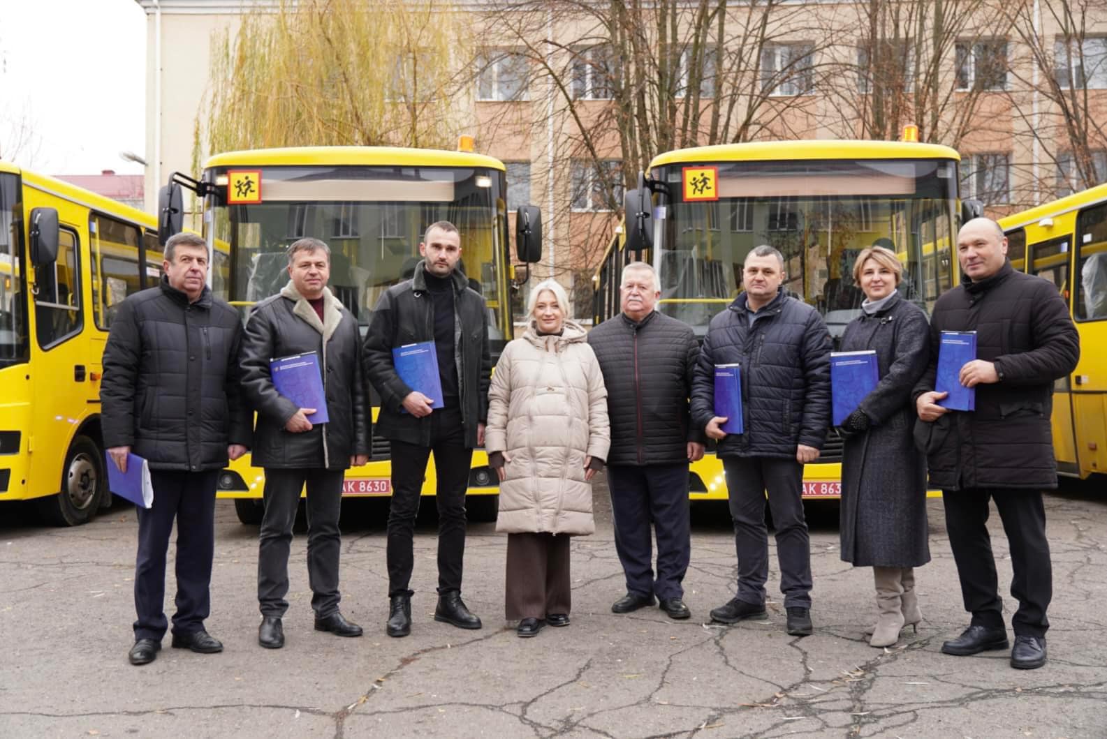 Новини Вінниці / Громадам Вінниччини передали 6 нових шкільних автобусів