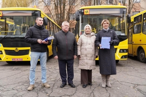 Новини Вінниці / Громадам Вінниччини передали 6 нових шкільних автобусів