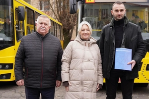 Новини Вінниці / Громадам Вінниччини передали 6 нових шкільних автобусів