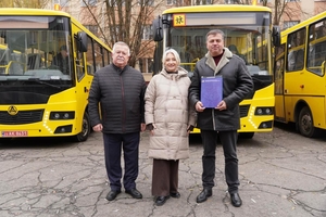 Новини Вінниці / Громадам Вінниччини передали 6 нових шкільних автобусів