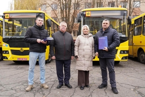 Новини Вінниці / Громадам Вінниччини передали 6 нових шкільних автобусів