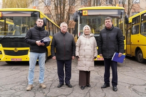 Новини Вінниці / Громадам Вінниччини передали 6 нових шкільних автобусів