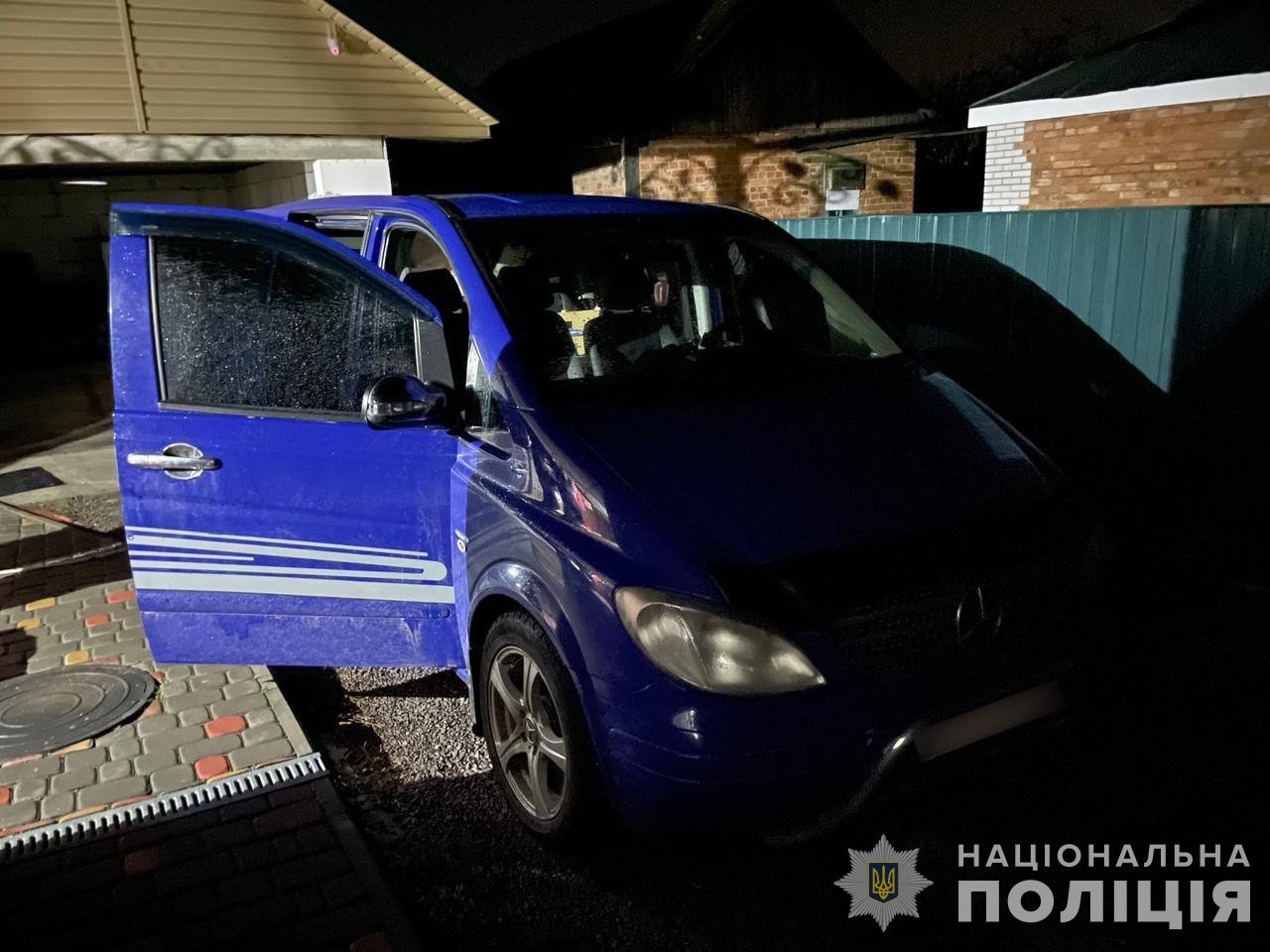 Вкрав барсетку з грошима.