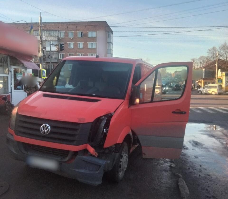 Збив жінку на тротуарі.