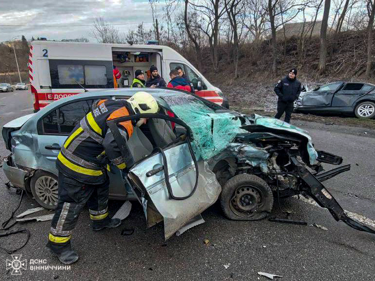 Водійку витягали з автомобіля.