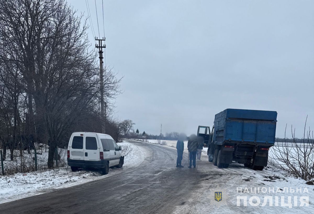 Новини Вінниці / На Вінниччині мікроавтобус зіткнувся з КАМАЗом: травмувалася 66-річна жінка