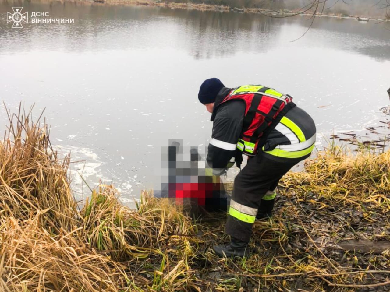 Витягли з води потопельника.