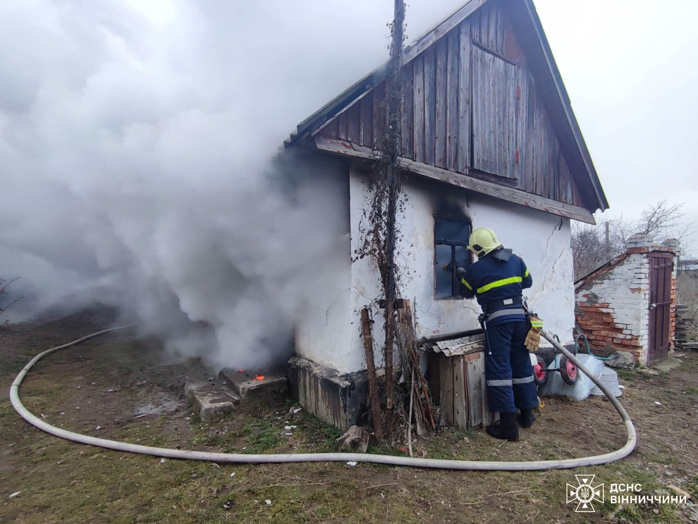 Новини Вінниці / Сім пожеж за добу: на Вінниччині горів гараж та господарча будівля