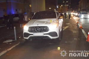 Новини Вінниці / Слідчі повідомили про підозру водію авто Mercedes, який здійснив наїзд на двох дівчат у центрі Вінниці