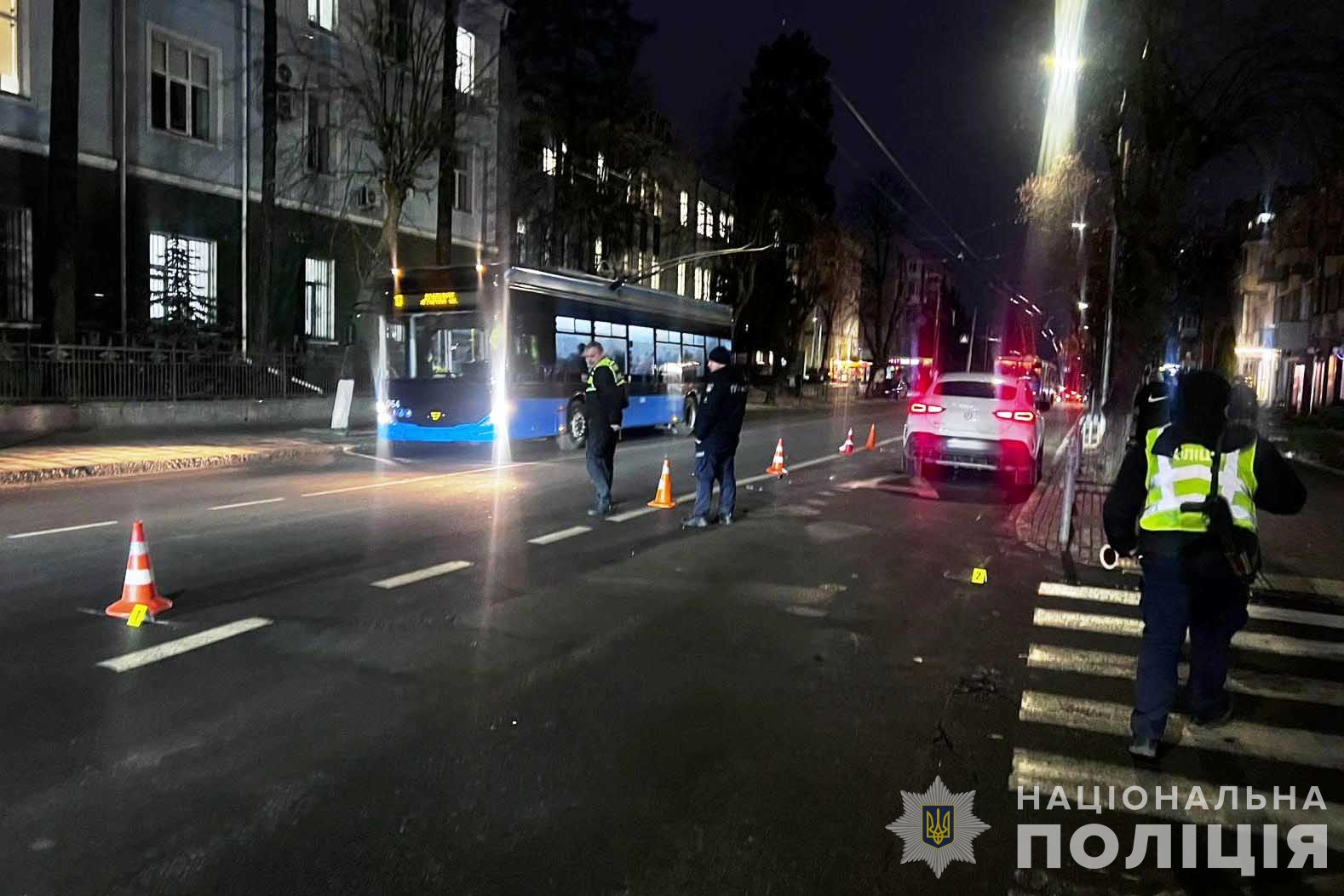 Новини Вінниці / У центрі Вінниці водій Mercedes на швидкості збив двох дівчат на пішохідному переході