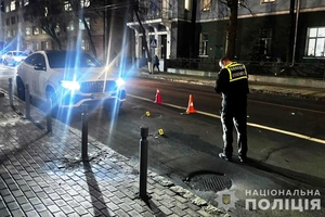 Новини Вінниці / У центрі Вінниці водій Mercedes на швидкості збив двох дівчат на пішохідному переході