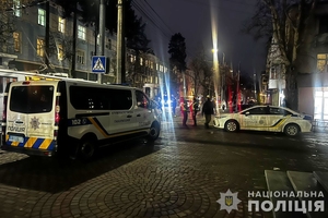 Новини Вінниці / У центрі Вінниці водій Mercedes на швидкості збив двох дівчат на пішохідному переході