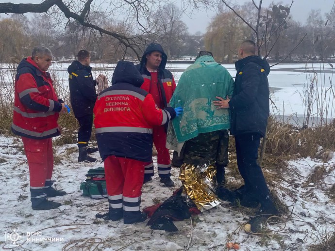 Новини Вінниці / У Вінниці чоловік хотів перетнути річку на велосипеді: бійці ДСНС врятували людину