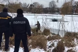 Новини Вінниці / У Вінниці чоловік хотів перетнути річку на велосипеді: бійці ДСНС врятували людину