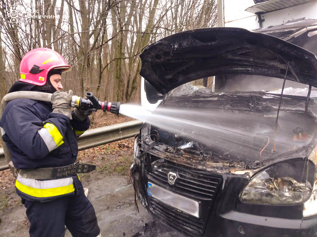 Новини Вінниці / У Вінниці на об’їзній загорілась автівка посеред дороги