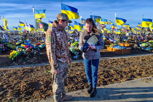 Новини Вінниці / На Алеї Слави Сабарівського кладовища побратими передали «Лицарський Хрест» дружині загиблого героя з Вінниччини 