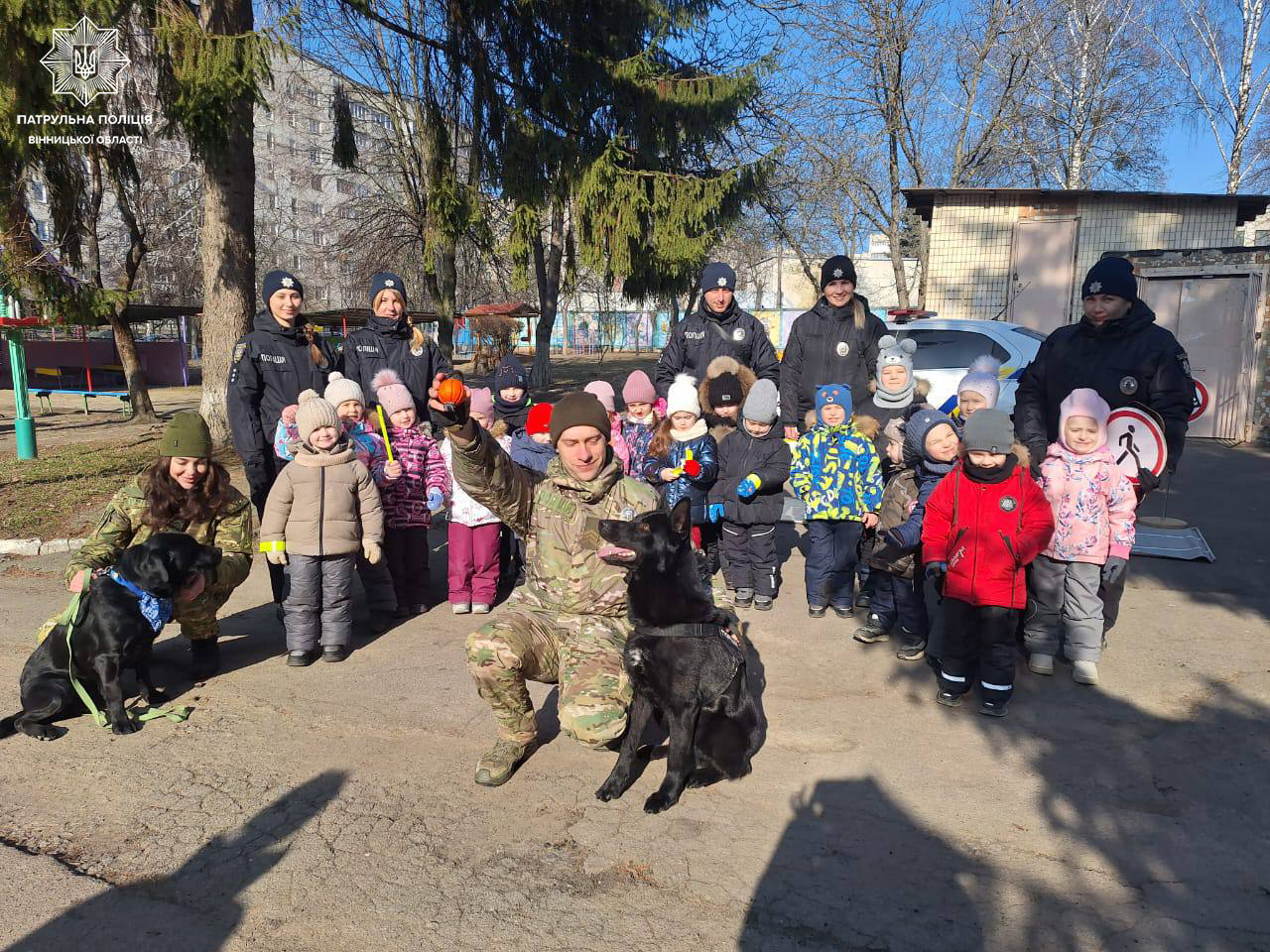 Патрульні в дитячому садочку.