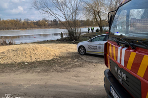 Новини Вінниці / По замерзлому Південному Бугу у Вінниці "ганяють" на ковзанах, велосипедах, мотоциклах та автівках 