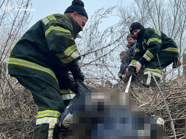 Тіло чоловіка витягли з річки.