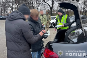 Новини Вінниці / У Вінниці поліція та СБУ затримали чоловіка, який сприяв незаконному перетині державного кордону чоловіками призовного віку