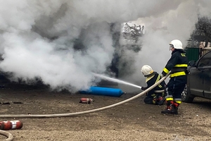 Новини Вінниці / В Іллінцях чоловік самотужки намагався загасити пожежу, але отримав опіки