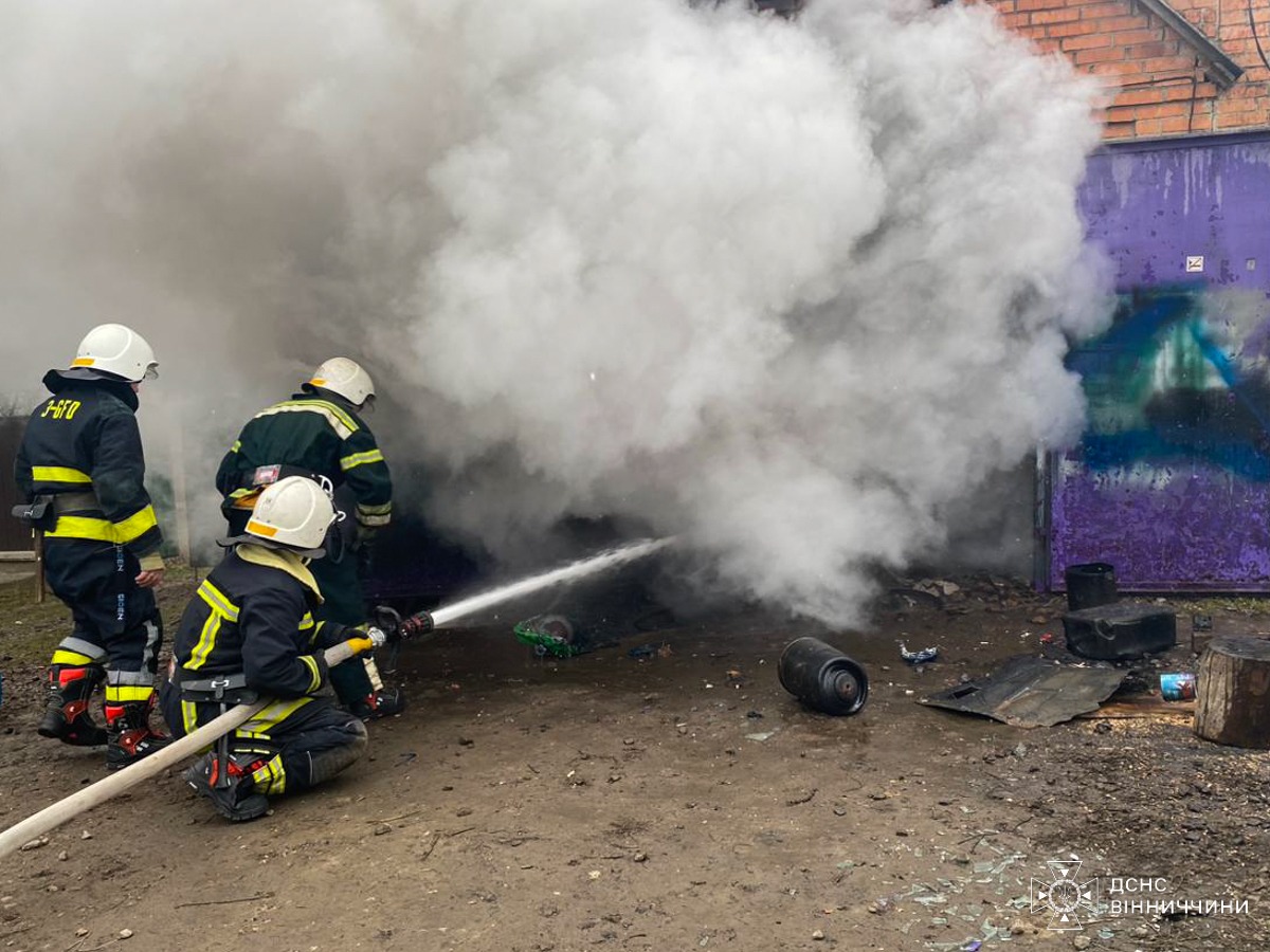 Новини Вінниці / В Іллінцях чоловік самотужки намагався загасити пожежу, але отримав опіки