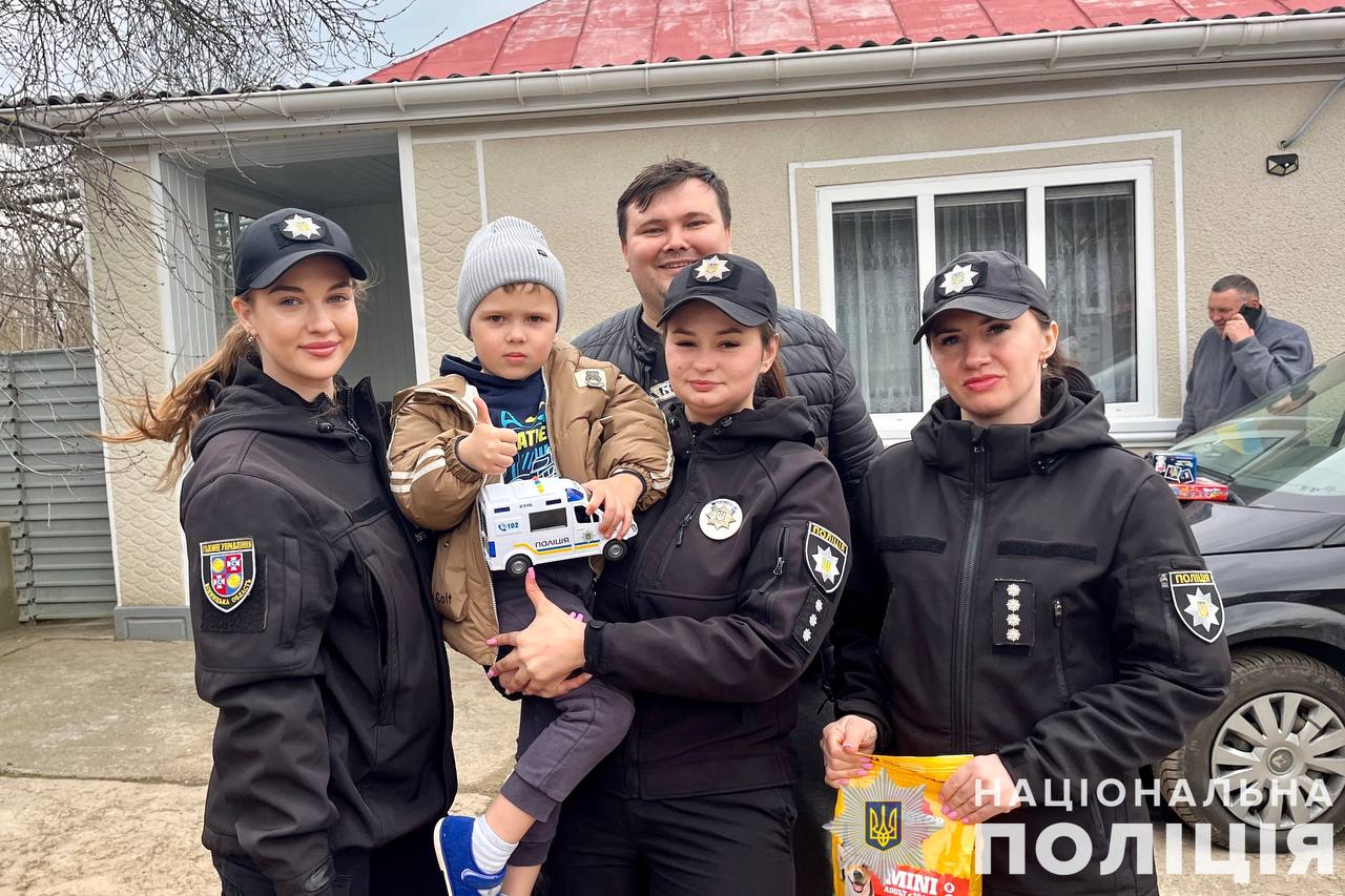 Новини Вінниці / Поліцейські відвідали 3-річного хлопчика, якого шукали на Вінниччині