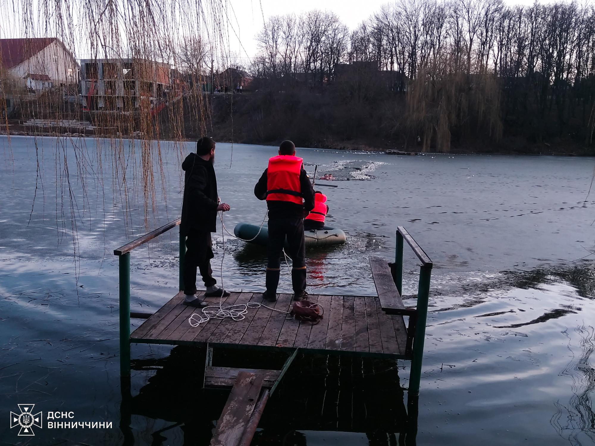 Новини Вінниці / У Вінниці рятувальники витягли з крижаної пастки двох чоловіків