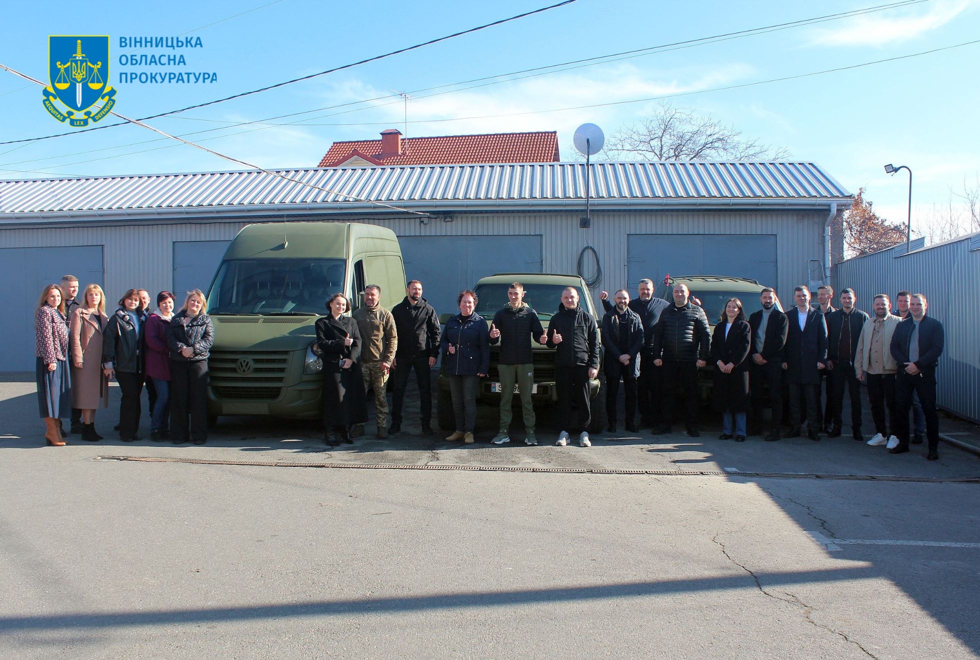 Новини Вінниці / Вінницька прокуратура передала піхотинцям два позашляховики та мікроавтобус