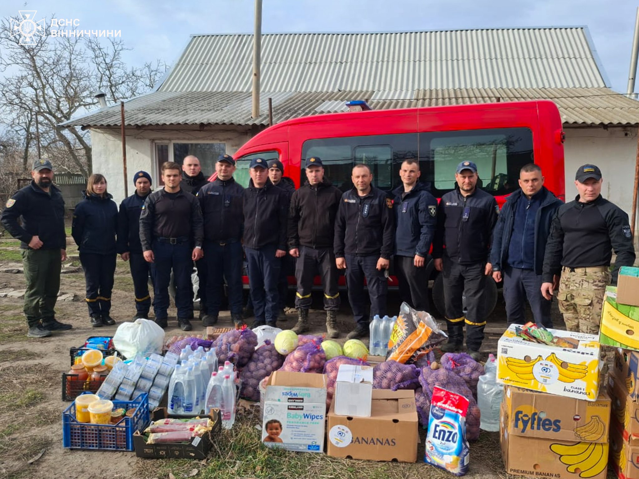 Новини Вінниці / Вінницьких рятувальників, які працюють на території деокупованої Херсонщини, відвідали колеги з Вінниці