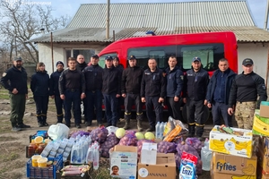 Новини Вінниці / Вінницьких рятувальників, які працюють на території деокупованої Херсонщини, відвідали колеги з Вінниці