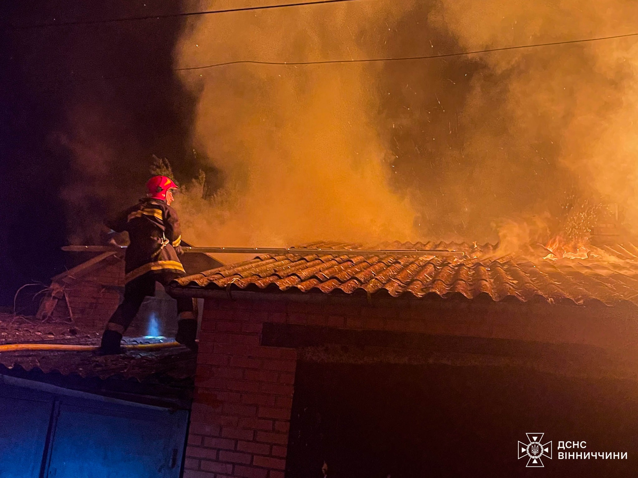 Новини Вінниці / У Вінниці на П’ятничанах вночі сталася пожежа: горів гараж, сарай, навіс та майстерня