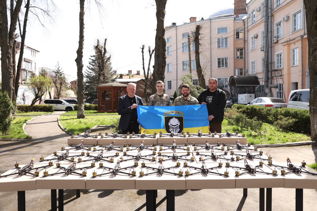 Вінницька ОВА передала військовим FPV-дрони на суму більш як 400 тис. грн / Новости Винницы и области / Інформаційний портал На Париже Новини Вінниці / Вінницька ОВА передала військовим FPV-дрони на суму більш як 400 тис. грн