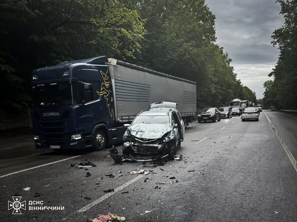 Новини Вінниці / Біля Вінниці з понівеченого у ДТП авто рятувальники дістали водія