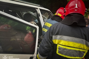 Новини Вінниці / Біля Вінниці з понівеченого у ДТП авто рятувальники дістали водія