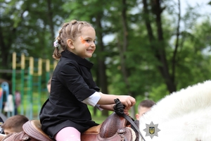 Новини Вінниці / День, що зігрів серця: на Вінниччині поліцейські та волонтери влаштували свято для дітей, які потребують особливої уваги  