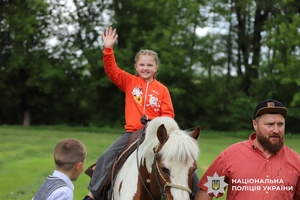 Новини Вінниці / День, що зігрів серця: на Вінниччині поліцейські та волонтери влаштували свято для дітей, які потребують особливої уваги  