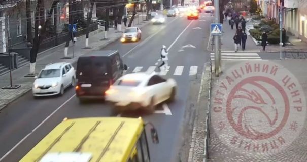 Новини Вінниці / Два роки умовно: суд виніс вирок водію «Мерседеса», який збив дівчат на Театральній у Вінниці