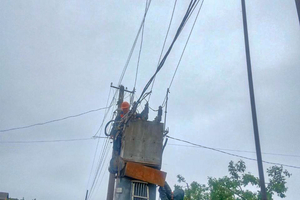 Новини Вінниці / Енергетики «Вінницяобленерго» повертають електрику попри негоду