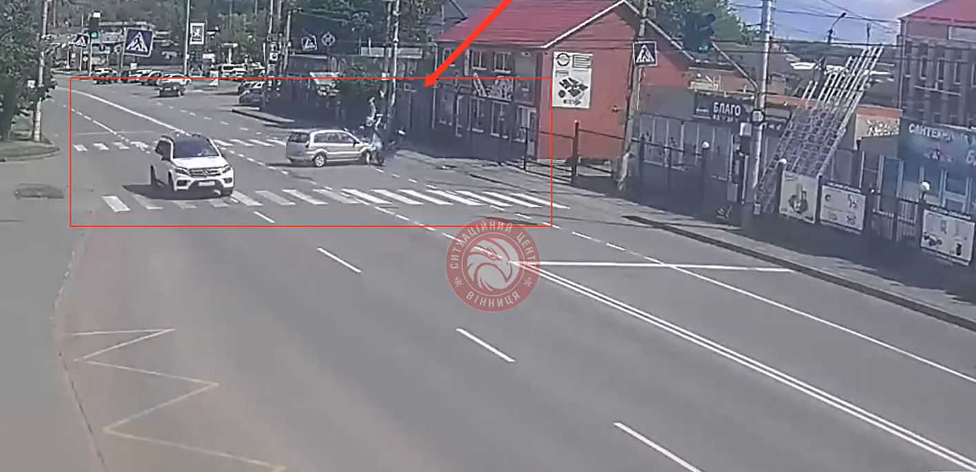 Новини Вінниці / На Пирогова у Вінниці водій "Ford" зіткнувся з мотоциклістом (ВІДЕО)