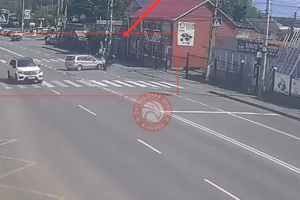 Новини Вінниці / На Пирогова у Вінниці водій "Ford" зіткнувся з мотоциклістом (ВІДЕО)