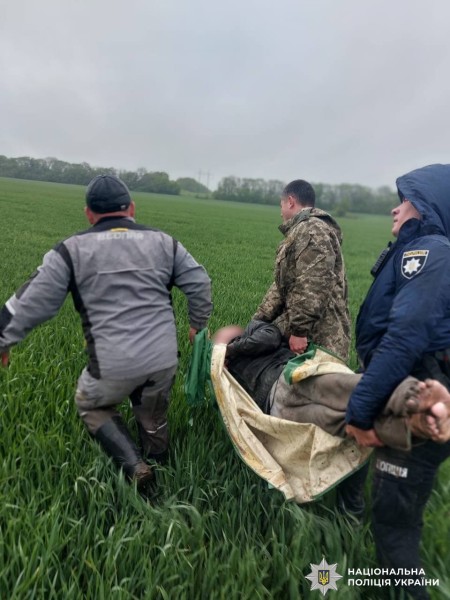 Новини Вінниці / На Вінниччині поліцейські та місцевий житель врятували неповнолітнього, який повертаючись з сусіднього села, ледь не замерз у полі 