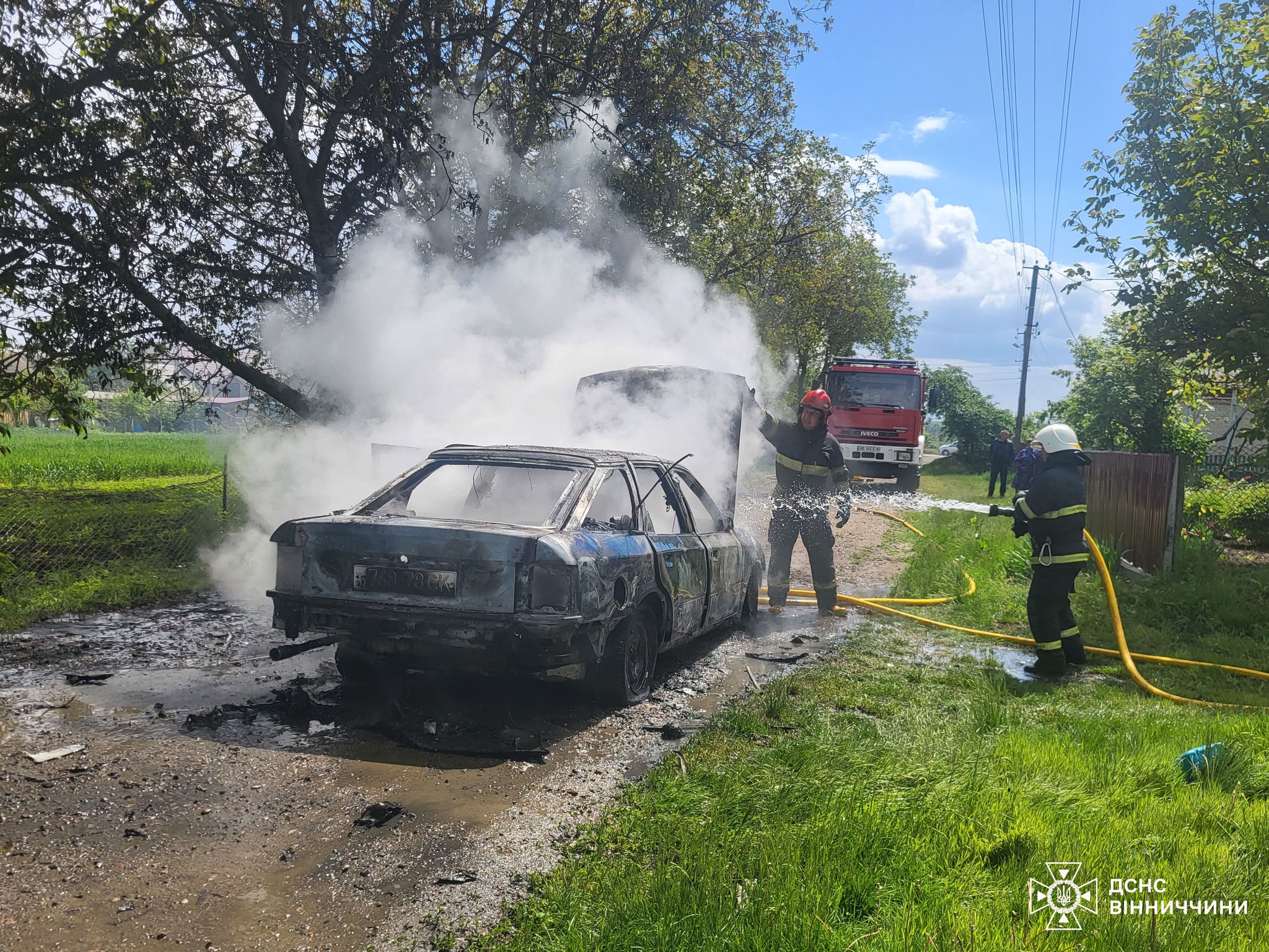 Новини Вінниці / На Вінниччині водій встиг вийти з авто, яке загорілося на ходу