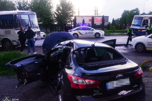 Новини Вінниці / На Вінниччині зіткнулися два автобуси і автівка: у салоні Ford затисло водійку