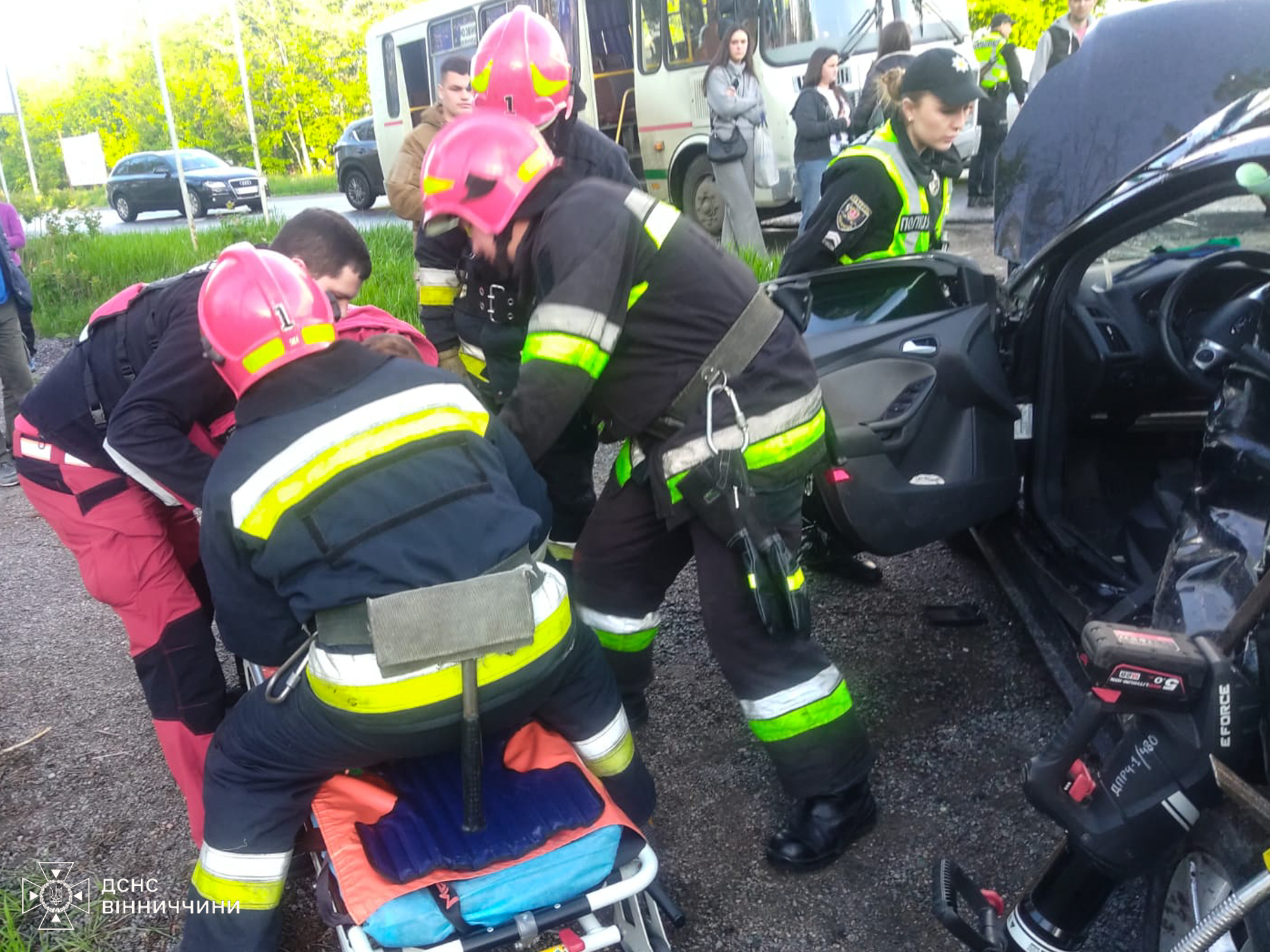 Новини Вінниці / На Вінниччині зіткнулися два автобуси і автівка: у салоні Ford затисло водійку