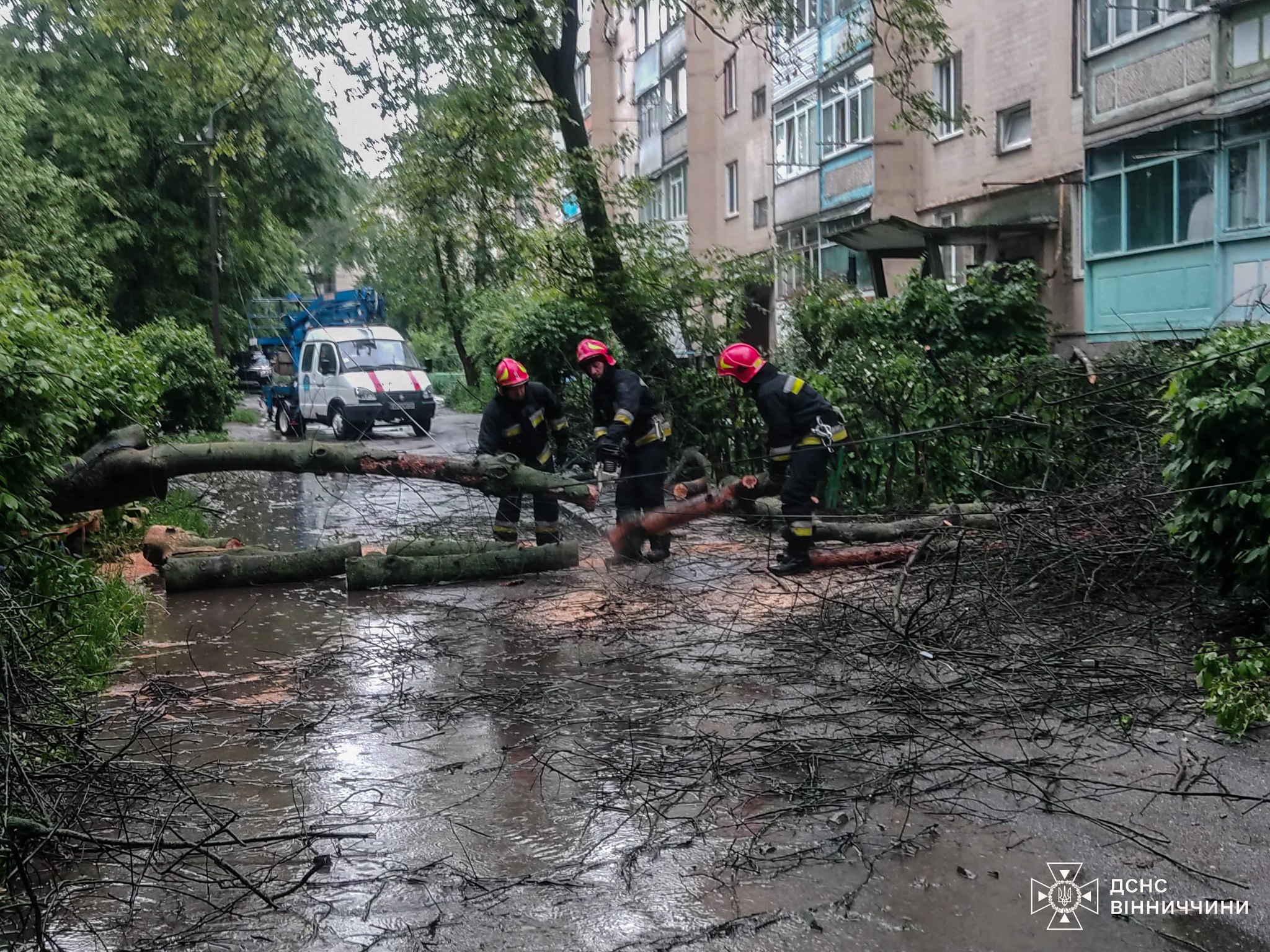 Новини Вінниці / Негода на Вінниччині: рятувальники ліквідовували наслідки сильного вітру та дощу