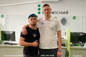 Новини Вінниці / Незламний духом: звільнений з полону морпіх відновив посвідчення водія у Вінниці